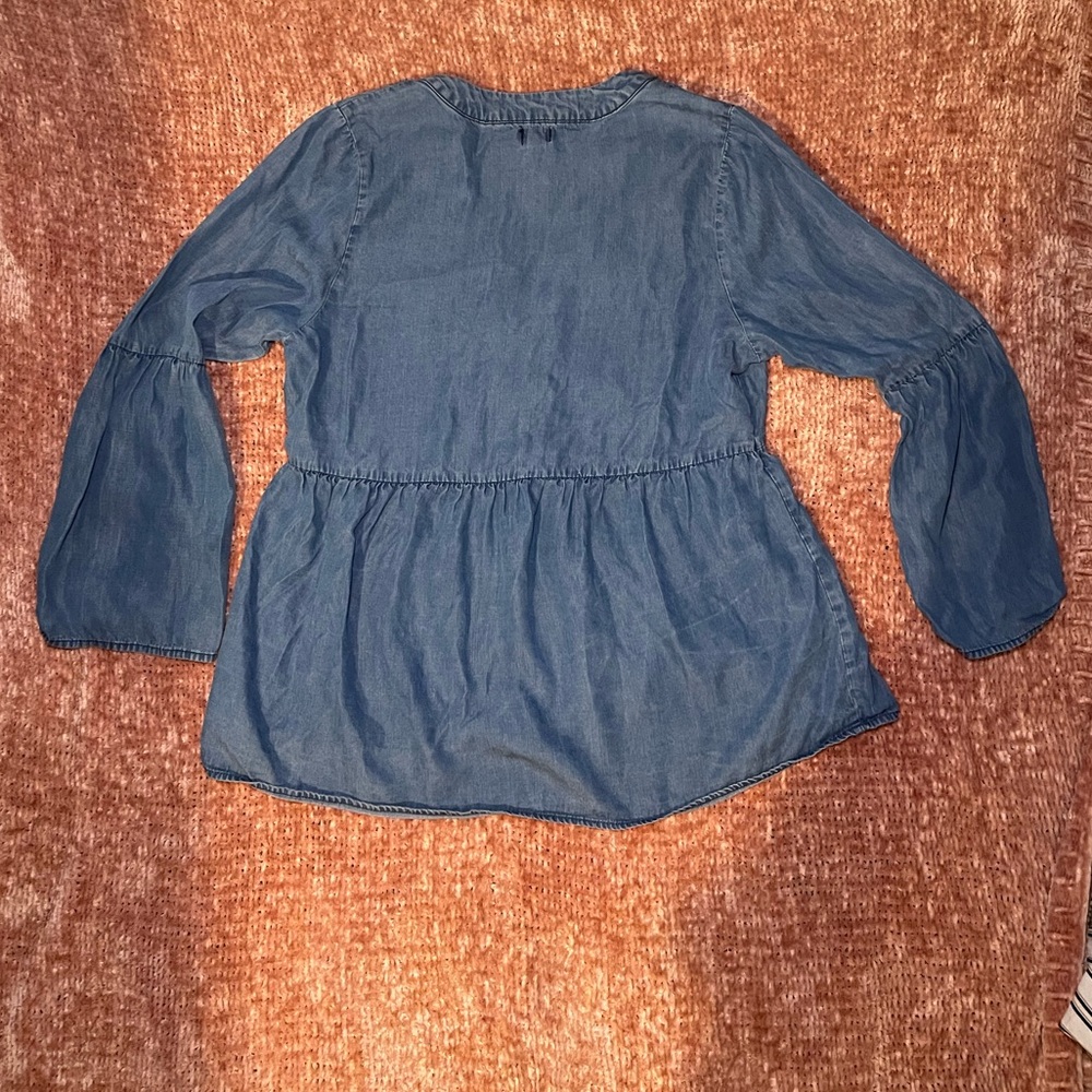 Lee Chambray Denim Peplum V-Neck Women's Top with Bell Sleeves - Picture 3 of 3